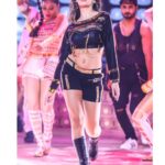 Nora Fatehi Instagram - “Miss fatty fatty you a murder “ 🔥😜😏 Can’t wait for you guys to see my New Year’s Eve performance December 31 2-5pm on @colorstv @radiomirchi Countdown begins now👏🏽🔥💃🏼 Hair and makeup @zoya.makeupandhair #norafatehi #dance #performance #stage #boss #mood #love #work #newyearseve #thick #yas #fierce #stage