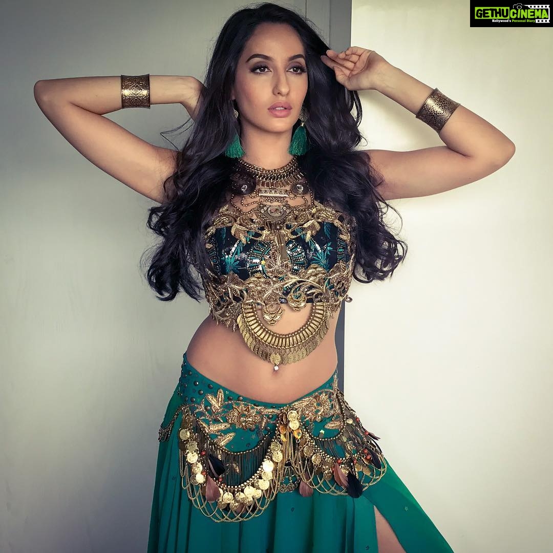Nora Fatehi Instagram - When ya manager becomes your photographer 😻  @janvik1 Costume by @iamkenferns Makeup and Hair @ #zeetv  #work #performance #stage #norafatehi #india #piyamore #new #green #mood -  Gethu Cinema