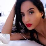 Nora Fatehi Instagram - Lipstick on my white sheets💄 😛 What's your favourite lipstick colour on me 🤔🤔🙃🙃 #norafatehi #redlips #love #selfie #eyebrows The day @meiraomar did my eyebrows 😍