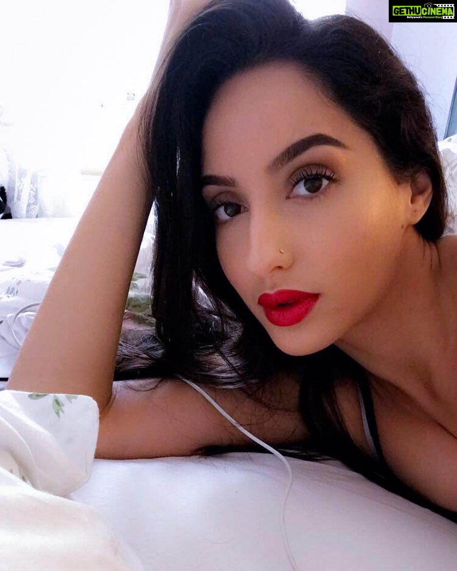 Nora Fatehi Instagram - Lipstick on my white sheetsπ π What's your favourite lipstick colour on me π€π€ππ #norafatehi #redlips #love #selfie #eyebrows The day @meiraomar did my eyebrows π