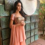 Nora Fatehi Instagram - Just pose like u chilling in the Taj Mahal waiting for your king to pick u up 😛👑👑 🕵🏽‍♀️where my king at 👀?! Wearing @jjvalaya Hair @makeupbysakshisuneja makeup @ananya.mua Styling @valayahoorvi #norafatehi #fashion #indian #bollywood #photography #bts #workmode #love