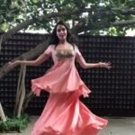 Nora Fatehi Instagram - Behind the scenes guys..... Wow loving the movement of this outfit in slow mo 😍😍😍 @jjvalaya #bts #norafatehi #workmode #movement #art #beautiful #india #traditions #fashion #desi @makeupbysakshisuneja @ananya.mua @valayahoorvi