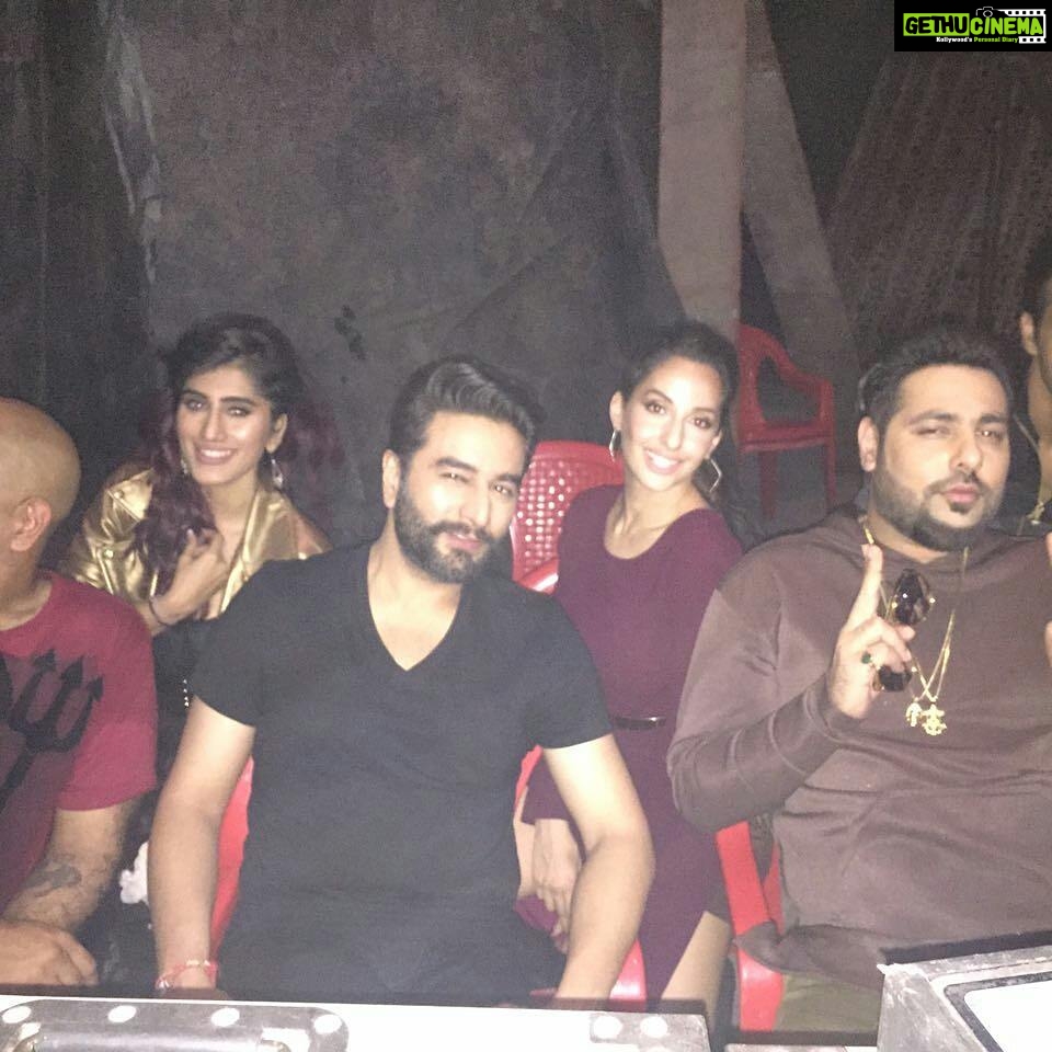 Nora Fatehi Instagram - Swipe left➡➡➡➡➡➡ Check out behind the scenes of #popthebottle with @PulkitSamrat @remodsouza @badboyshah @AkasaSing @VishalDadlani1