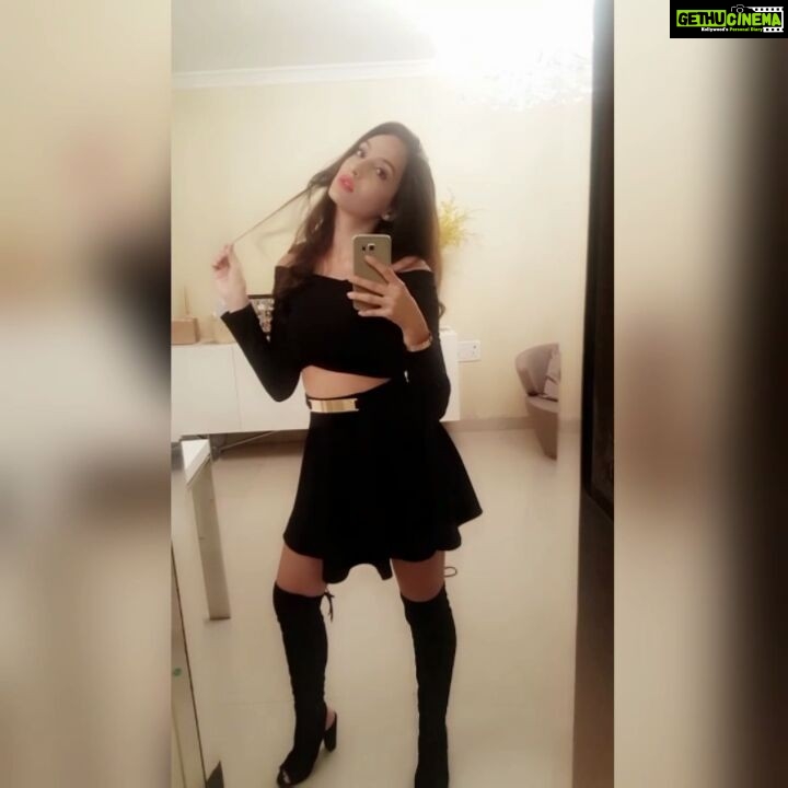 Nora Fatehi Instagram - The other night...π’π’ Straight outa snapchat π π΅π΅ bad gyal like riri - nemisis #inshot #girls #cute #hair #hot #cool #fashion #instamood #family #nofilter #style #love #boots #thighhighboots #black #NoraFatehi #mumbai #morocco #toronto #Bollywood #badgyal #nocrop #mac #red #gold #croptops