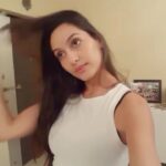 Nora Fatehi Instagram - Girls be like...😂 Has anyone ever done this? #norafatehi #spotthecurlingiron #fun #jokes #instavideo #justforlaughs #funny #mumbai #2017 #girlsbelike #girls #best #love #hair #curlingiron #forgettingshit #whenitsrightthere #infrontofyou #babe #bae #lol #annoying #musically #christiandelgrossoinspired #norafatehivines