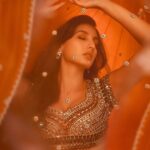 Nora Fatehi Instagram - Palka tikhiyan tikhiyan.. Te aakhan nikkiyan nikkiyan.. Jado une mainu takeyan.. Mera pahad ke seena rakheya.. Chandan da lagdi vag pai.. Meri sutti qismat jaag pai.. Mai honsa sab bhula liya 🧡🧡 @monishajaising x @roopavohrafinejewellery