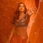Nora Fatehi Instagram - Jadoo hai ya koi Ya khuda ki maaya hai Taaro ki mehfil mai Haaye chand aaya hai Taaro ki mehfil mai Haaye chand aaya hai..❤️‍🔥🧡 - jaani