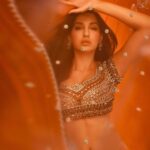 Nora Fatehi Instagram - Palka tikhiyan tikhiyan.. Te aakhan nikkiyan nikkiyan.. Jado une mainu takeyan.. Mera pahad ke seena rakheya.. Chandan da lagdi vag pai.. Meri sutti qismat jaag pai.. Mai honsa sab bhula liya 🧡🧡 @monishajaising x @roopavohrafinejewellery