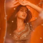 Nora Fatehi Instagram - Palka tikhiyan tikhiyan.. Te aakhan nikkiyan nikkiyan.. Jado une mainu takeyan.. Mera pahad ke seena rakheya.. Chandan da lagdi vag pai.. Meri sutti qismat jaag pai.. Mai honsa sab bhula liya 🧡🧡 @monishajaising x @roopavohrafinejewellery