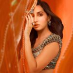 Nora Fatehi Instagram - Palka tikhiyan tikhiyan.. Te aakhan nikkiyan nikkiyan.. Jado une mainu takeyan.. Mera pahad ke seena rakheya.. Chandan da lagdi vag pai.. Meri sutti qismat jaag pai.. Mai honsa sab bhula liya 🧡🧡 @monishajaising x @roopavohrafinejewellery