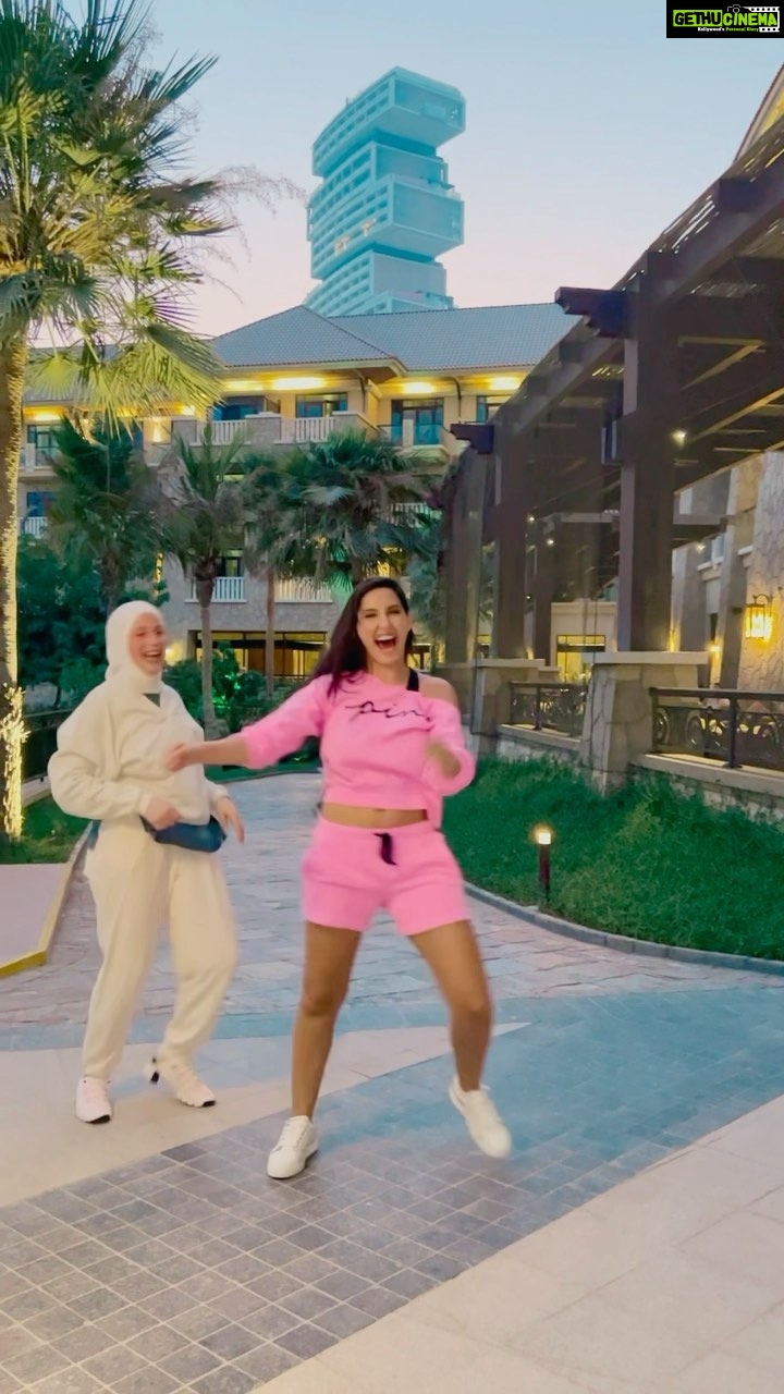Nora Fatehi Instagram - This was so much fun🤩 im so glad we did this trend together @afrobysara the boss of afro moves😍❤️