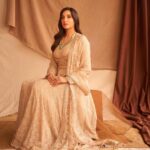 Nora Fatehi Instagram - We shot this outside…Almost died from the heat posing... 😅🥵😎 @taruntahiliani × @roopavohrafinejewellery Stylist: @manekaharisinghani Styling Assts: @gypsy.girl.world @chintan_shah08 HMU @marcepedrozo @reshmaamerchant Shot by: @tejasnerurkarr