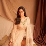 Nora Fatehi Instagram - 🤎🤎 @taruntahiliani × @roopavohrafinejewellery Stylist: @manekaharisinghani Styling Assts: @gypsy.girl.world @chintan_shah08 HMU @marcepedrozo @reshmaamerchant Shot by: @tejasnerurkarr