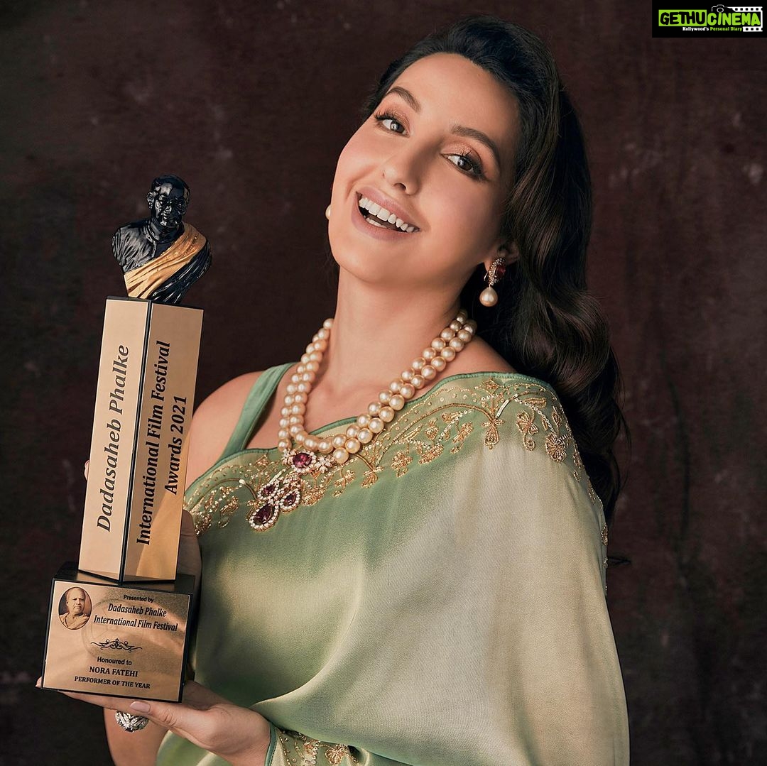 Nora Fatehi Instagram - Thank you so much @dpiff_official for honouring me with the Performer of The Year Award! ππ₯ it means so much that Iβve been recognised and appreciated for my work and presence! All the bleeding knees, back injuries, bruises,cuts, sleepless nights were all worth it π
ππ½ Im always grateful to my fans and supporters.. this uplifts me and encourages me to do more to create an even bigger impact in the world of entertainment! Cheers to more performance oriented songs and Films, this is the start of my presence in content driven films and performances as an actor now! Lets do this! Next year ill be taking best actress award too... Wait for it ππππ½ @tejasnerurkarr @manekaharisinghani @reshmaamerchant @flavienheldt