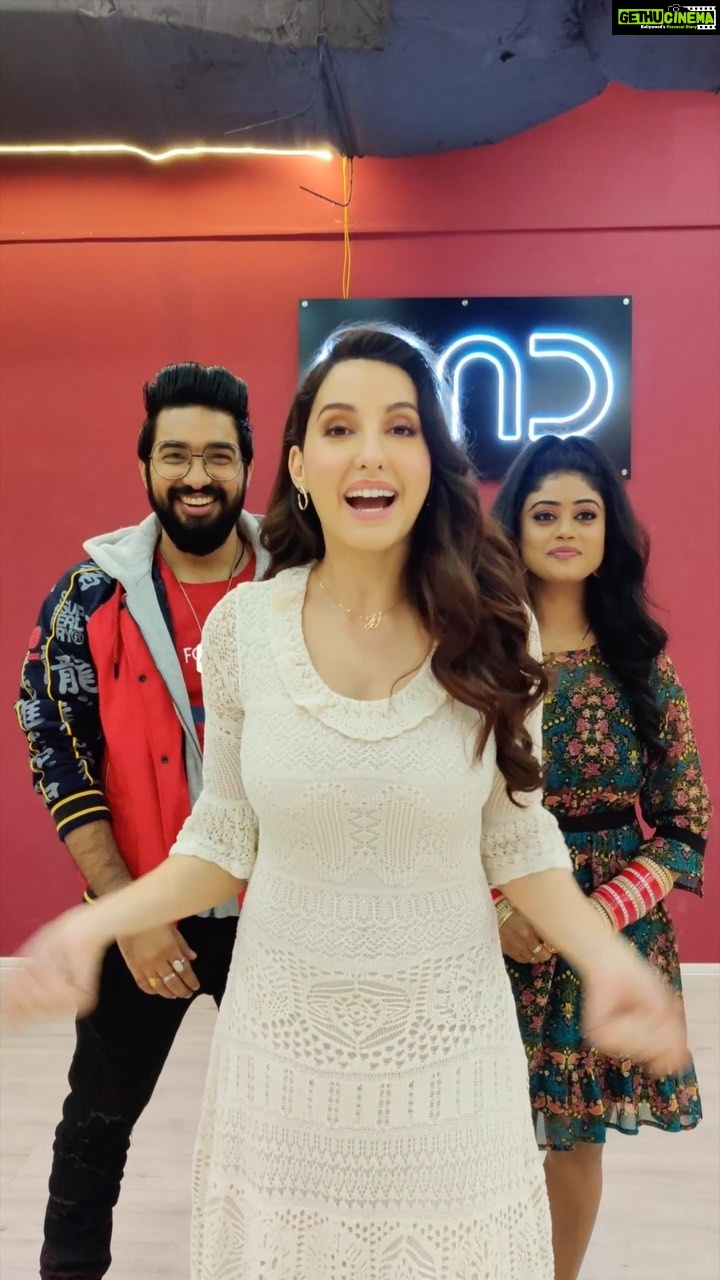 Nora Fatehi Instagram - Watch me TRY to teach the amazing singer & composer of Chhor denge the intro dance step of our new song🤪😂@paramparatandonofficial @sachetparamparaofficial @tseries.official