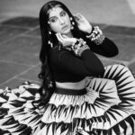 Nora Fatehi Instagram - Ho mann...bhar gaya hai jo humse.. Saare rishte tod denge! Jis din aadat banenge... Usi din hi chhor denge 🖤🖤 @mayyurgirotra @manekaharisinghani @gypsy.girl.world @sajke__ @amama_loves @abhilasha_pret_jewelry @creyons_ @emblaze_mb @arpan_chahal_photography