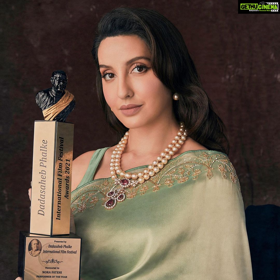 Nora Fatehi Instagram - Thank you so much @dpiff_official for honouring me with the Performer of The Year Award! ππ₯ it means so much that Iβve been recognised and appreciated for my work and presence! All the bleeding knees, back injuries, bruises,cuts, sleepless nights were all worth it π
ππ½ Im always grateful to my fans and supporters.. this uplifts me and encourages me to do more to create an even bigger impact in the world of entertainment! Cheers to more performance oriented songs and Films, this is the start of my presence in content driven films and performances as an actor now! Lets do this! Next year ill be taking best actress award too... Wait for it ππππ½ @tejasnerurkarr @manekaharisinghani @reshmaamerchant @flavienheldt