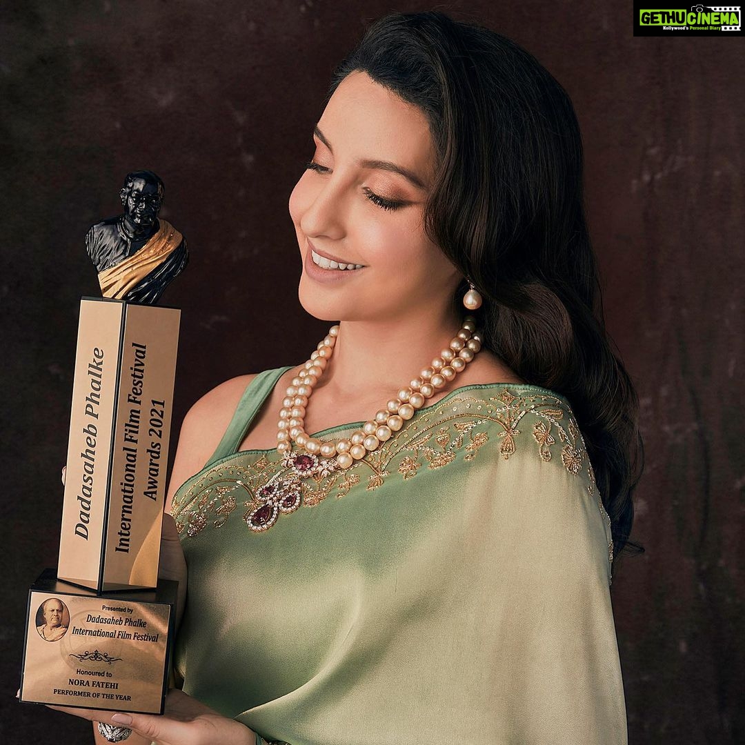 Nora Fatehi Instagram - Thank you so much @dpiff_official for honouring me with the Performer of The Year Award! ππ₯ it means so much that Iβve been recognised and appreciated for my work and presence! All the bleeding knees, back injuries, bruises,cuts, sleepless nights were all worth it π
ππ½ Im always grateful to my fans and supporters.. this uplifts me and encourages me to do more to create an even bigger impact in the world of entertainment! Cheers to more performance oriented songs and Films, this is the start of my presence in content driven films and performances as an actor now! Lets do this! Next year ill be taking best actress award too... Wait for it ππππ½ @tejasnerurkarr @manekaharisinghani @reshmaamerchant @flavienheldt