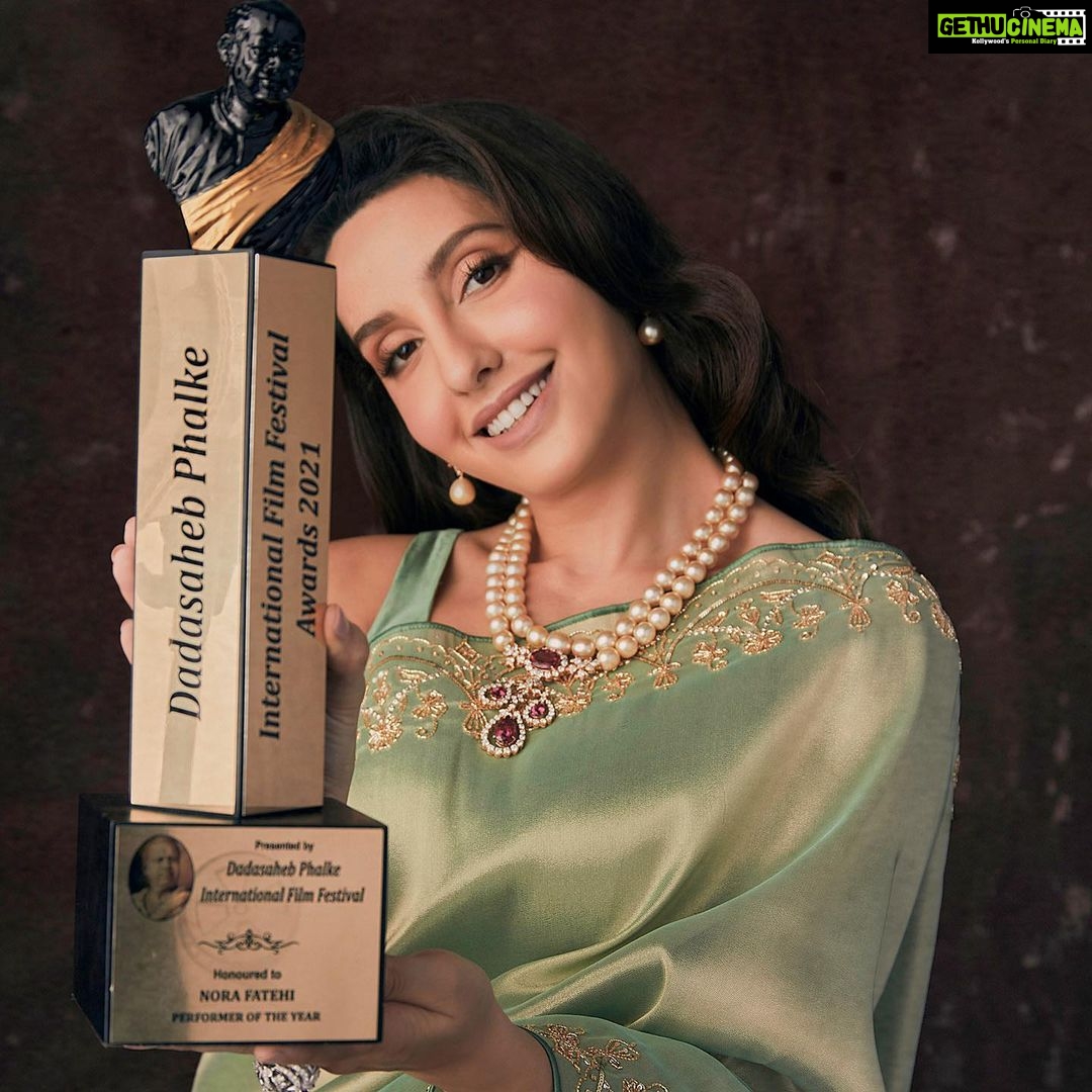 Nora Fatehi Instagram - Thank you so much @dpiff_official for honouring me with the Performer of The Year Award! ππ₯ it means so much that Iβve been recognised and appreciated for my work and presence! All the bleeding knees, back injuries, bruises,cuts, sleepless nights were all worth it π
ππ½ Im always grateful to my fans and supporters.. this uplifts me and encourages me to do more to create an even bigger impact in the world of entertainment! Cheers to more performance oriented songs and Films, this is the start of my presence in content driven films and performances as an actor now! Lets do this! Next year ill be taking best actress award too... Wait for it ππππ½ @tejasnerurkarr @manekaharisinghani @reshmaamerchant @flavienheldt