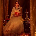 Nora Fatehi Instagram - Happy dhanteras ❤️✨ Outfit @taruntahiliani Emerald necklace: @goenkaindia , Earrings: @apalabysumitofficial, Bangles: @abhilasha_pret_jewelry, Rings: @roopavohrafinejewellery, Hair accessory: @karishma.joolry Creative Direction, Set Design & Styling @manekaharisinghani Asstd by : @gypsy.girl.world HMU: @namratasoni Shot by: @tejasnerurkarr