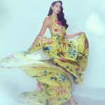 Nora Fatehi Instagram - U looking like u like what you see Won't you come over & check up on it💚 @marchesafashion × @jimmychoo × @viangevintage Stylist @manekaharisinghani Styling Asst @gypsy.girl.world × @faisalbhattiofficial HMU @marcepedrozo Shot by @kadamajay