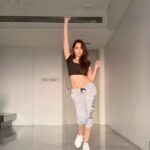 Nora Fatehi Instagram - Hips tiktok when i dance 🔥💃🏾🧿 Stepping it up a notch with Noise Shots Rush by my side. They are comfortable, secure and stay put through all my dance moves. @go_noise #keepthenoiseup #innernoise #wirelessearbuds #savage #savageremixchallenge #savagechallenge #dance #norafatehi