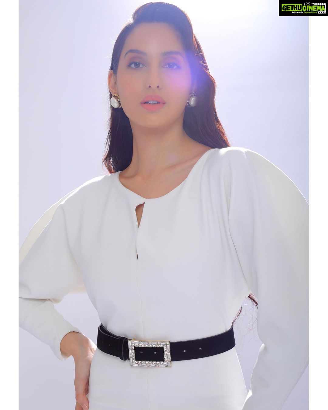 Nora Fatehi Instagram - ❄️⛄️ Trailer launch look for today #streetdancer3D HMU @marcepedrozo Outfit @sophieetvoila Bag @cultgaia Earrings @viangevintage Heels @louboutinworld Stylist @manekaharisinghani Glam @marcepedrozo 📷 @anups_