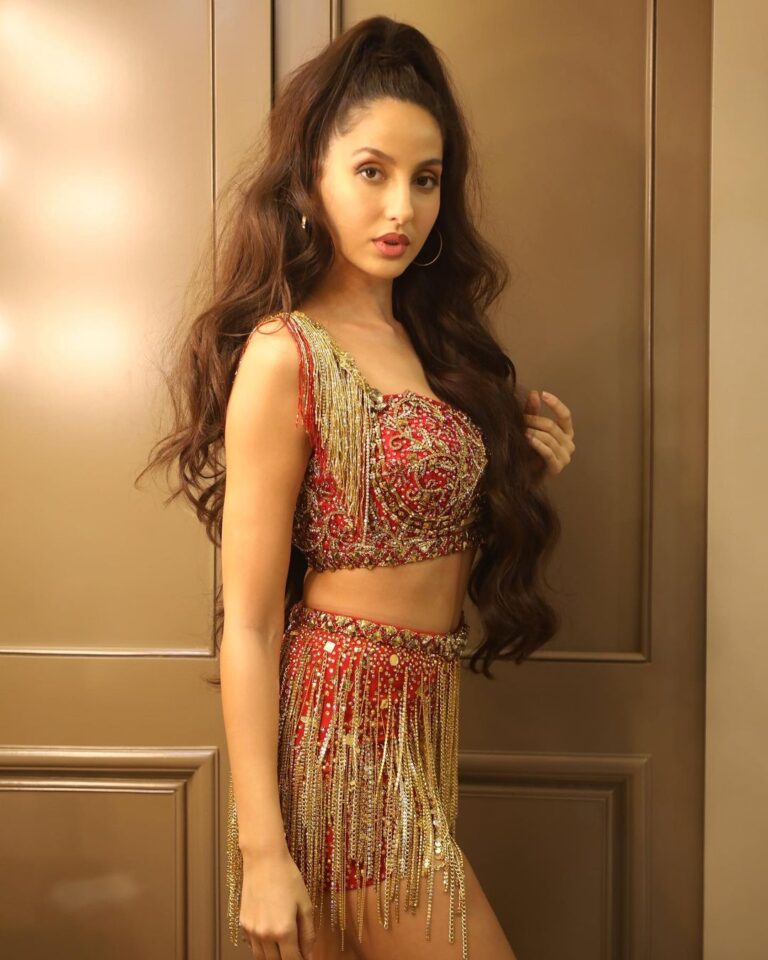 Nora Fatehi Instagram - Stepped into 2020 with good hair and a cute face 😉 Happy new year guys! Hope u enjoyed my performance last night ❤️🔥#ExtraAF2020 HMU @marcepedrozo Outfit @suzan1304 📷 @anups_