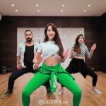 Nora Fatehi Instagram - Pyar do pyar lo 😉 Marjaavan is out in cinemas today guys you can now watch the song in a cinema near you ❤️🔥 Love this vfx edit by @letsvfx thank u 🙏🏽 @tanishk_bagchi @nehakakkar @sidmalhotra @milapzaveri @tseriesfilms @emmayentertainment @livedancefit @tejasdhoke @ishpreet_dang @tseries.official