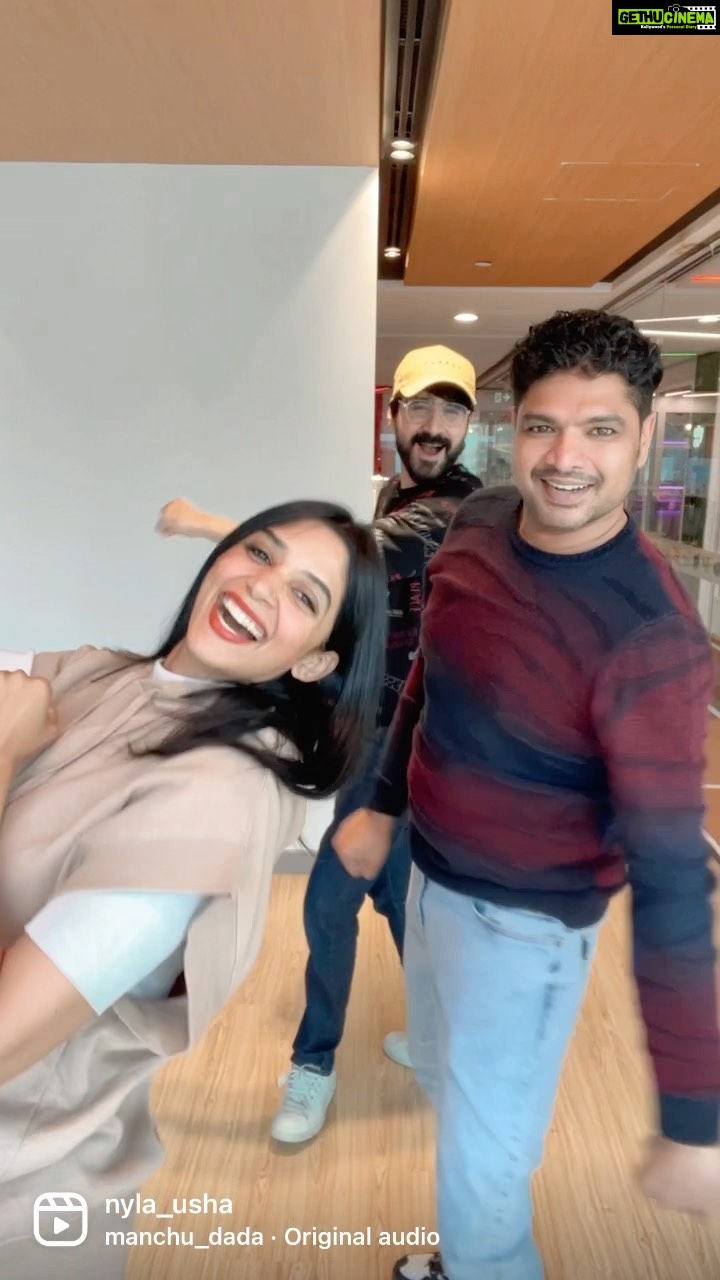 Nyla Usha Instagram - Week start with some #kachabadam. Happy Monday πΊπ»ππ»πΊπ» . #bigbreakfastclub #hit967fm #trendingsongs #friendsatwork