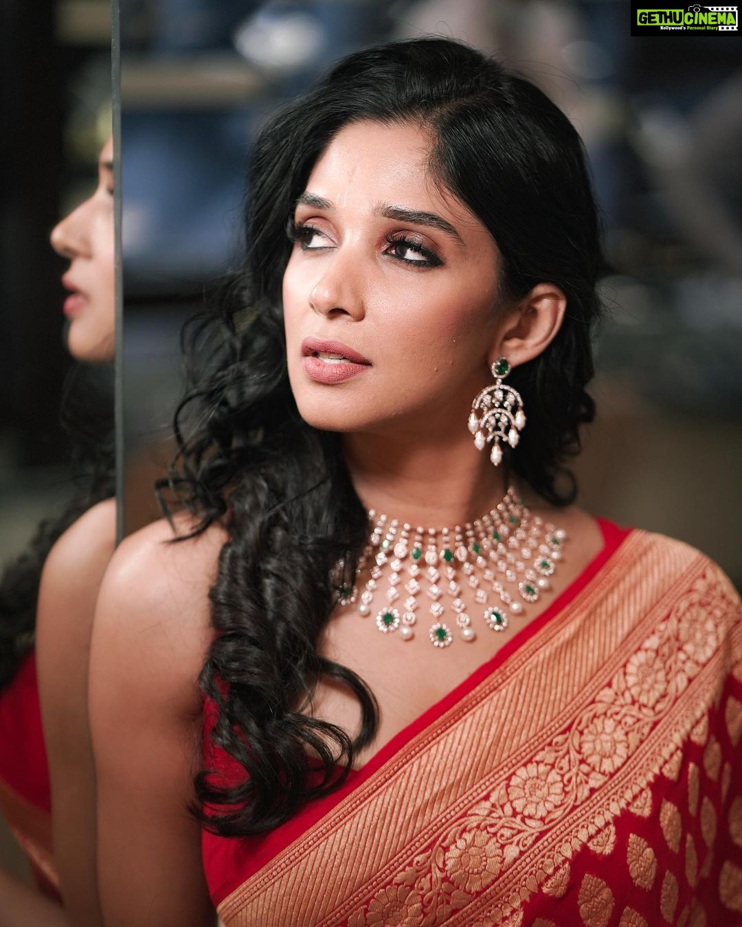 Nyla Usha Instagram - Sending you some early festive vibes. 🪔🪔🪔 . Jewellery @joyalukkas