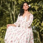 Nyla Usha Instagram - Sending you loads of love from the green side of the world😀 .Wild child feels at the sets of #Priyan_Ottathilaanu 📸 @toms_g_ottaplavan