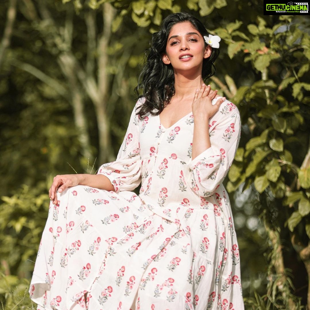 Nyla Usha Instagram - Sending you loads of love from the green side of the world😀 .Wild child feels at the sets of #Priyan_Ottathilaanu 📸 @toms_g_ottaplavan