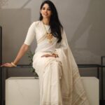 Nyla Usha Instagram - With colourful pookalam, a leaf full of curries and koottans and paysams, In clothes that make you happy, wish you the Happiest Onam with your loved ones. Hope you laugh a lot today. 🤗♥️ 🌼തിരുവോണാശംസകൾ 🌼 . 📸 @ajeeshlotus