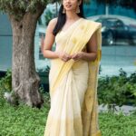 Nyla Usha Instagram - One more Onam is coming to remind us Maveli’s golden rule. മനുഷ്യരെല്ലാരും ഒന്ന് പോലെ ♥️. . Have a great one all of you🤗 . Drapes @saanshi_handloom_kuthambully Earring @amrapalijewels Photography @lensandblurs