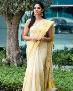 Nyla Usha Instagram - One more Onam is coming to remind us Maveli’s golden rule. 
മനുഷ്യരെല്ലാരും ഒന്ന് പോലെ ♥️.
.
Have a great one all of you🤗
.
Drapes @saanshi_handloom_kuthambully 
Earring @amrapalijewels 
Photography @lensandblurs