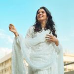 Nyla Usha Instagram - And in just a fraction of second, let all your obstacles vanish! Eid Mubarak everyone🌙 📸 @mr_saniyas
