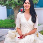 Nyla Usha Instagram - For many of us, who have lost hope in New Years and New beginnings, remember, kanikkonna never gave up . No matter what they show up every year to be a part of our kani. എല്ലാവര്‍ക്കും നന്മയുടെയും സ്നേഹത്തിൻ്റെയും വിഷു ആശംസകള്‍🌼 Lovely outfit by @labelmdesigners Dubai Media City