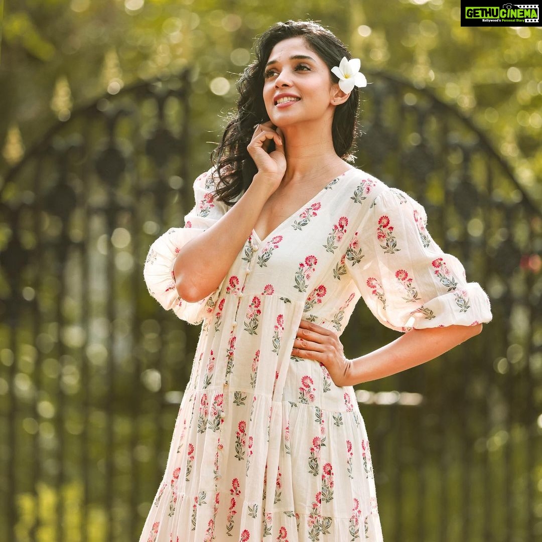 Nyla Usha Instagram - Sending you loads of love from the green side of the world😀 .Wild child feels at the sets of #Priyan_Ottathilaanu 📸 @toms_g_ottaplavan