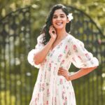 Nyla Usha Instagram - Sending you loads of love from the green side of the world😀 .Wild child feels at the sets of #Priyan_Ottathilaanu 📸 @toms_g_ottaplavan