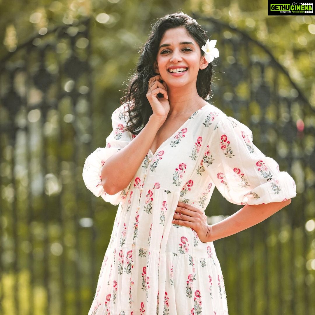 Nyla Usha Instagram - Sending you loads of love from the green side of the world😀 .Wild child feels at the sets of #Priyan_Ottathilaanu 📸 @toms_g_ottaplavan