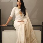 Nyla Usha Instagram - With colourful pookalam, a leaf full of curries and koottans and paysams, In clothes that make you happy, wish you the Happiest Onam with your loved ones. Hope you laugh a lot today. 🤗♥️ 🌼തിരുവോണാശംസകൾ 🌼 . 📸 @ajeeshlotus