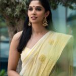 Nyla Usha Instagram - One more Onam is coming to remind us Maveli’s golden rule. മനുഷ്യരെല്ലാരും ഒന്ന് പോലെ ♥️. . Have a great one all of you🤗 . Drapes @saanshi_handloom_kuthambully Earring @amrapalijewels Photography @lensandblurs