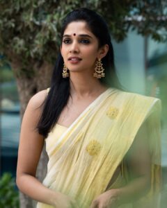 Nyla Usha Instagram - One more Onam is coming to remind us Maveli’s golden rule. 
മനുഷ്യരെല്ലാരും ഒന്ന് പോലെ ♥️.
.
Have a great one all of you🤗
.
Drapes @saanshi_handloom_kuthambully 
Earring @amrapalijewels 
Photography @lensandblurs