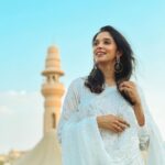 Nyla Usha Instagram - And in just a fraction of second, let all your obstacles vanish! Eid Mubarak everyone🌙 📸 @mr_saniyas