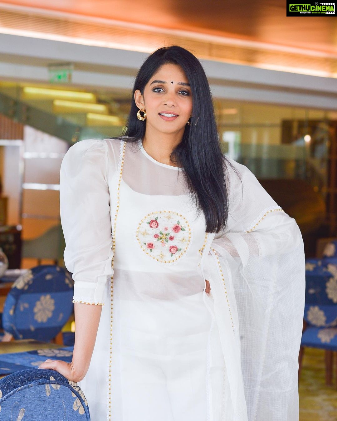 Nyla Usha Instagram - Bliss🤍 . Outfit @labelmdesigners . #Paappanpromotions #Paappanon29th