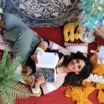 Nyla Usha Instagram - Wishing you a relaxing, good reads, happy vibes kind of Sunday... Also to people in my part of the world, wishing you all power as we start our week working , learning.... Good day 🤗