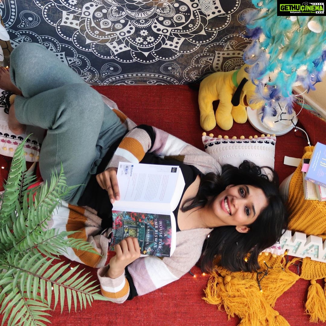 Nyla Usha Instagram - Wishing you a relaxing, good reads, happy vibes kind of Sunday... Also to people in my part of the world, wishing you all power as we start our week working , learning.... Good day 🤗