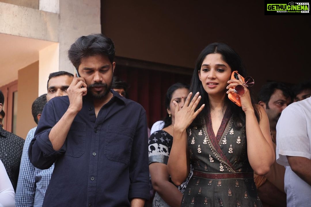 Nyla Usha Instagram - I love these pics for some reason. And this man too, sply for sending enjaami song vibes from his side of the caravan. It's our first together. . And our journey has begun. #PriyanOttathilaanu #ShootinProgress Outfit: @anitadongre 📸 @toms_g_ottaplavan