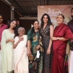 Nyla Usha Instagram - Thanks to everyone from the media press and different social media platforms for turning up and creating all that buzz. 🤗 Priyan Ottathilaanu 🏃🏻 🌼Pooja Ceremony🌼 #priyanottathilaanu Outfit @anitadongre 📸 @toms_g_ottaplavan